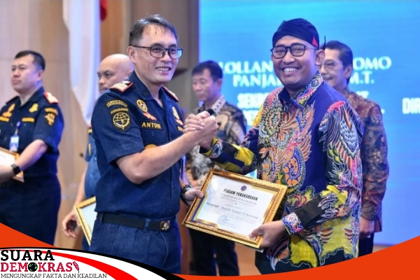 Wujud Prestasi Bupati Sumenep Dianugerahi Penghargaan Atas Pelayanan Angkutan Laut Lebaran&nbsp;2024