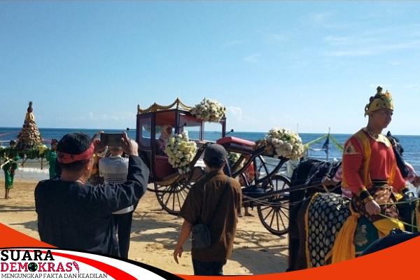 Ratu Sumenep Menunggangi Kereta Kencana Pada Prosesi Festival Lebaran Ketupat&nbsp;2024