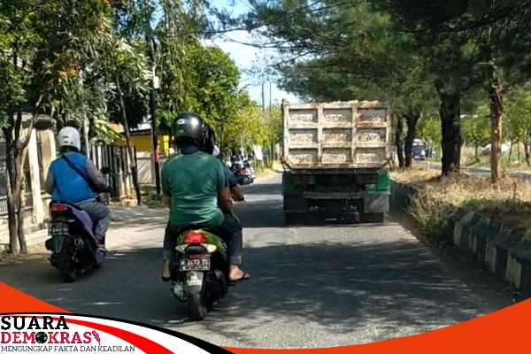 Dump Truk Pengangkut Material Galian C Tanpa Terpal Ganggu&nbsp;Pengendara