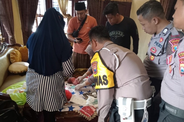Penemuan Bayi Perempuan Dibungkus Kresek Di Dusun Pasar&nbsp;Kayu