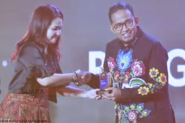 Menjadi Inspirasi: Bupati Achmad Fauzi Peraih Penghargaan Penggerak Ekonomi&nbsp;Masyarakat